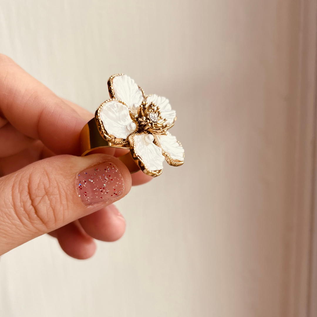 Ring with imitation mother-of-pearl flower, 14K gold plated, stainless steel.