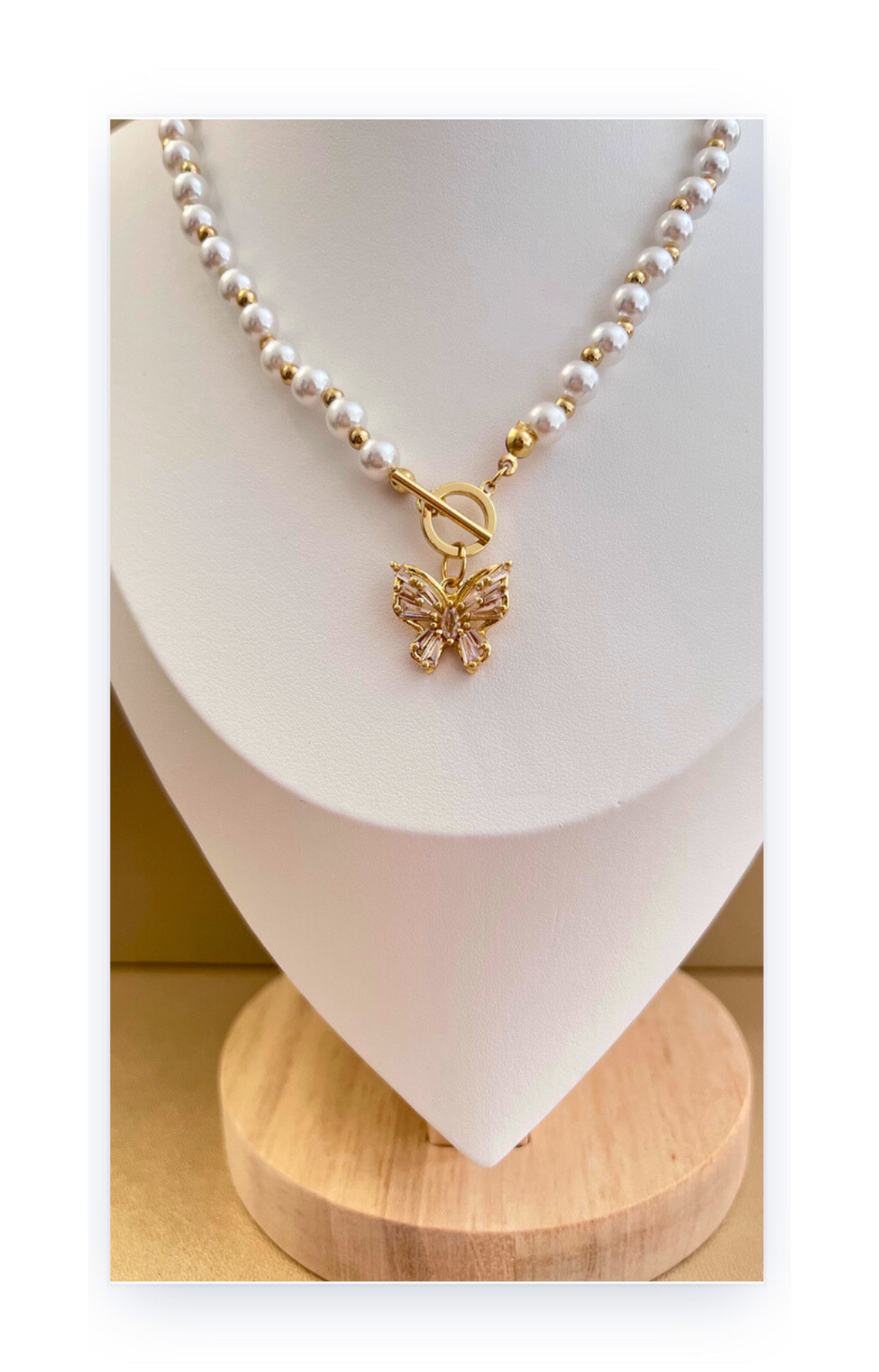 Elegant Pearl Imitation Necklace with Gold-Plated Accents and Zircon-Decorated Butterfly Pendant