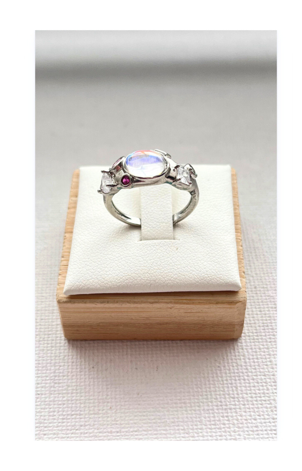 Fashionable Oval Zircon Inlay Open Ring