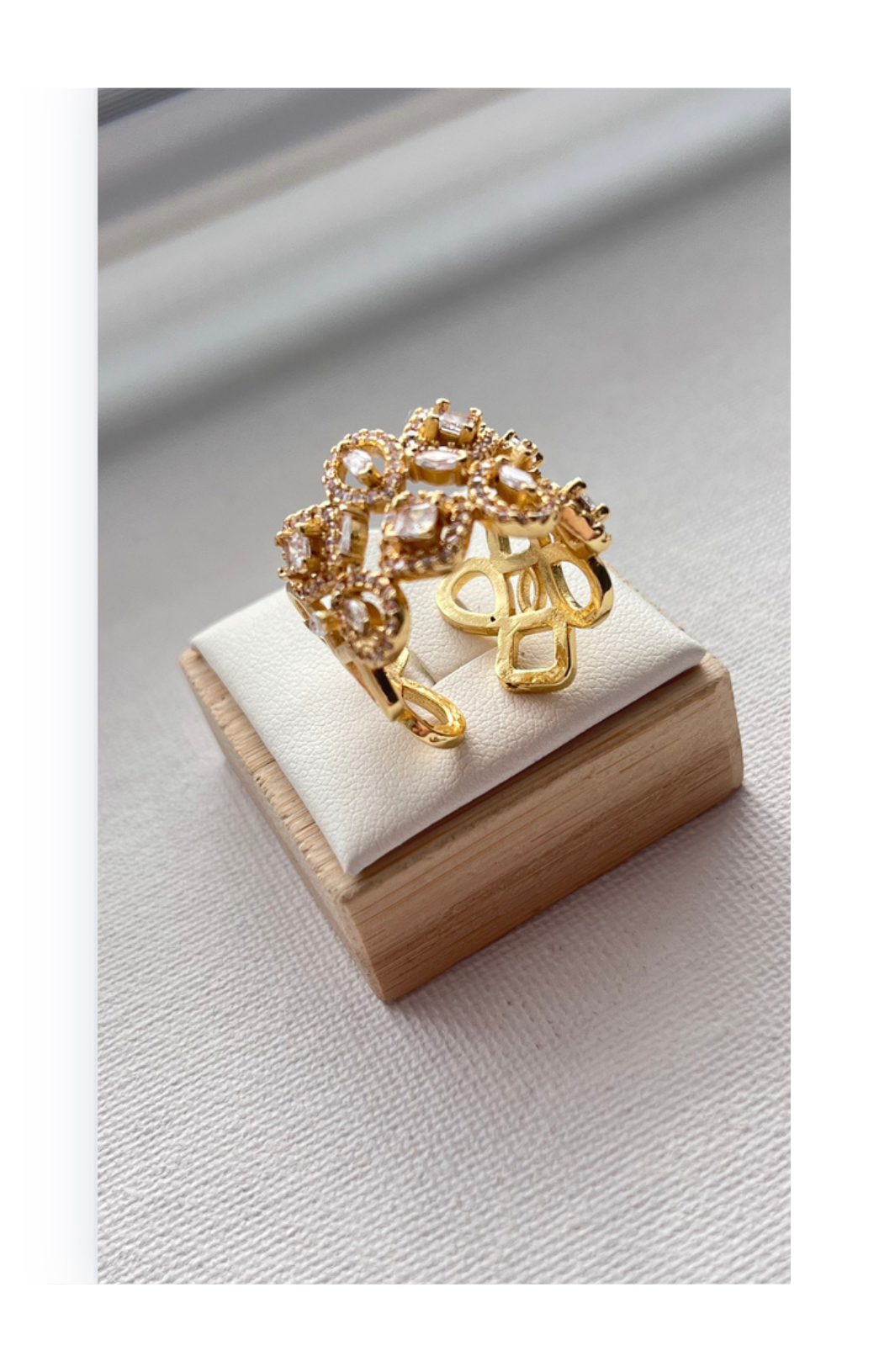 Glamorous 18K Gold-Plated Zircon Inlay ring