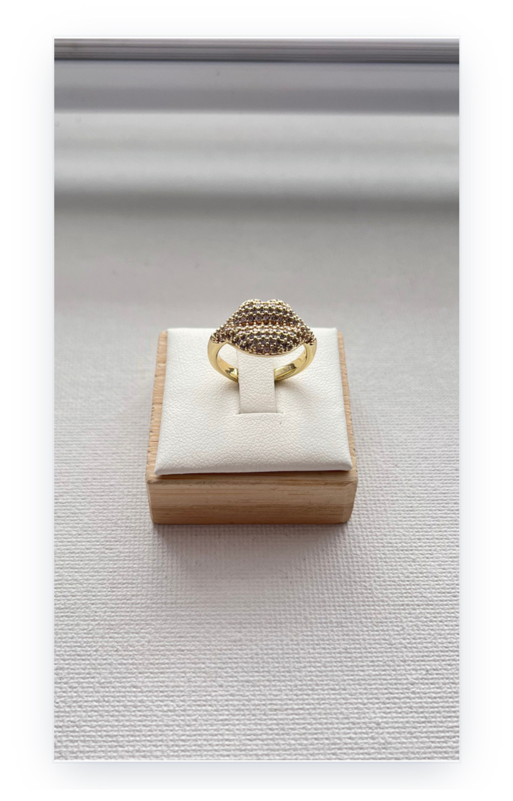 Open Gold-Plated Copper Lip-Shaped Ring
