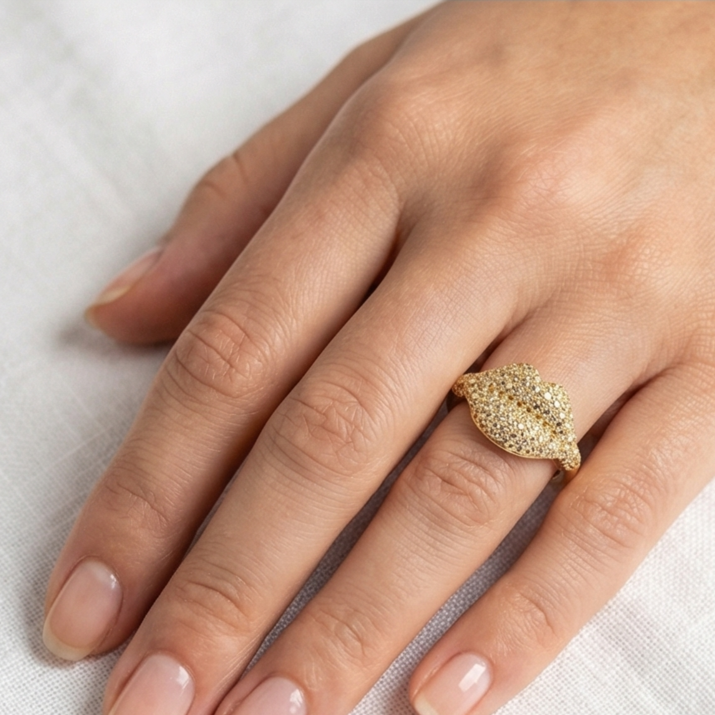 Open Gold-Plated Copper Lip-Shaped Ring