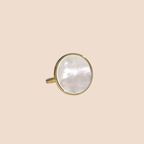 14k gold-plated ring, copper. Circular shape with mother-of-pearl shell