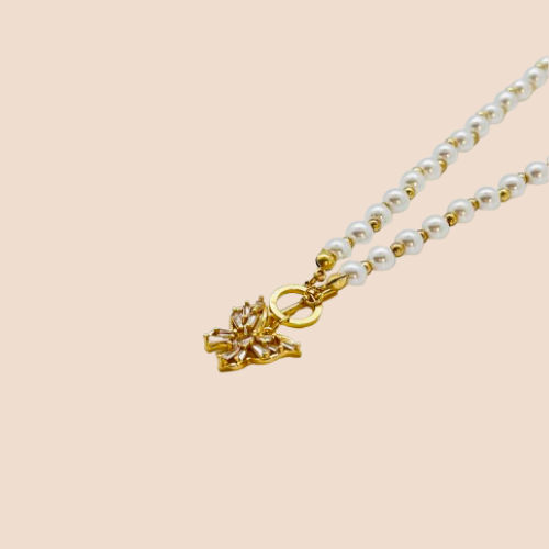 Elegant Pearl Imitation Necklace with Gold-Plated Accents and Zircon-Decorated Butterfly Pendant