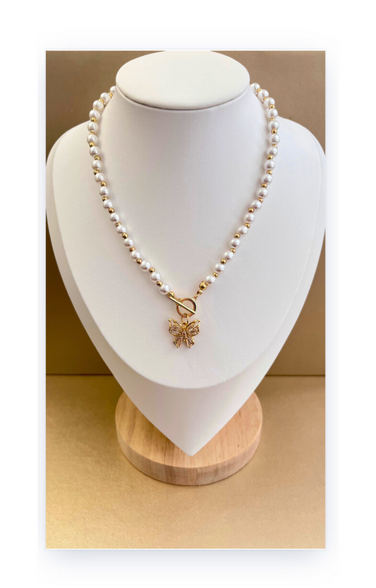 Elegant Pearl Imitation Necklace with Gold-Plated Accents and Zircon-Decorated Butterfly Pendant
