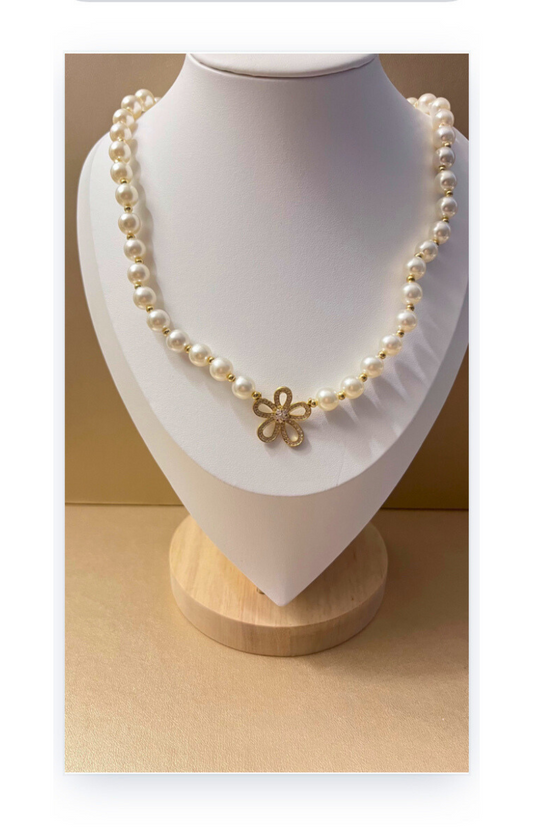 Gold-Plated Pearl Necklace with flower Charm and Zircon Inlay