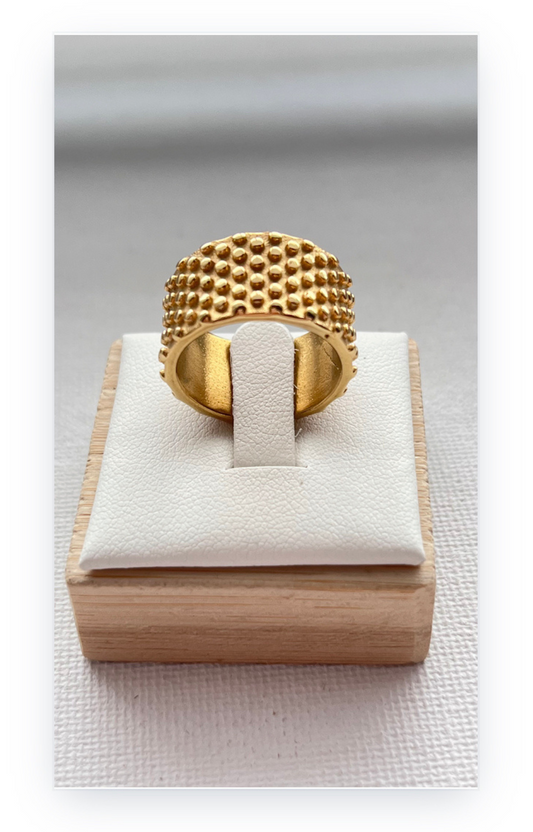 Vintage-style cylindrical ring, made of stainless steel and 18k gold plated