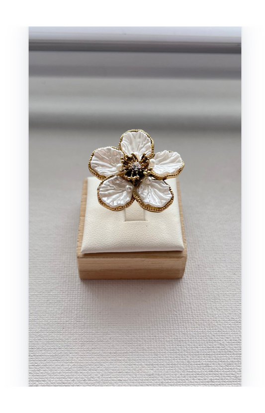 Ring with imitation mother-of-pearl flower, 14K gold plated, stainless steel.