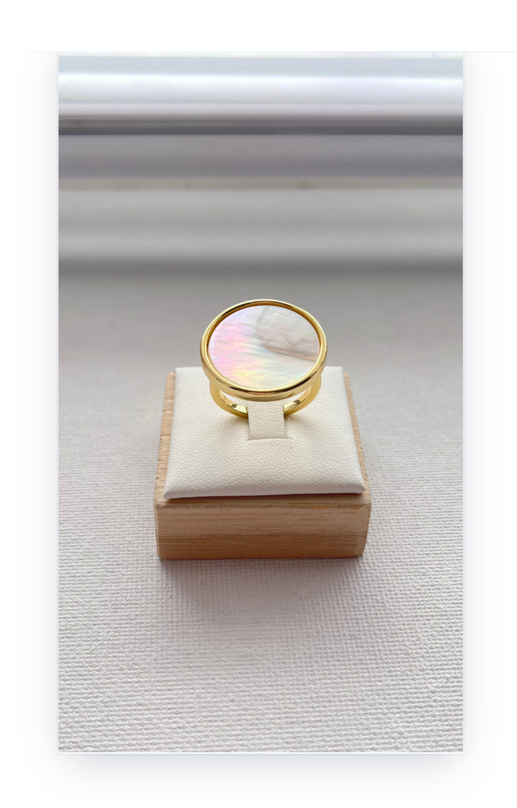 14k gold-plated ring, copper. Circular shape with mother-of-pearl shell