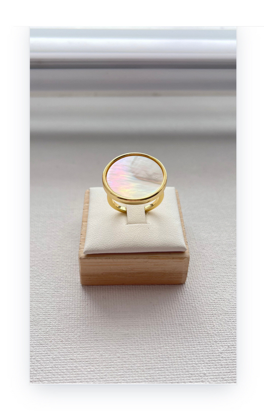 14k gold-plated ring, copper. Circular shape with mother-of-pearl shell