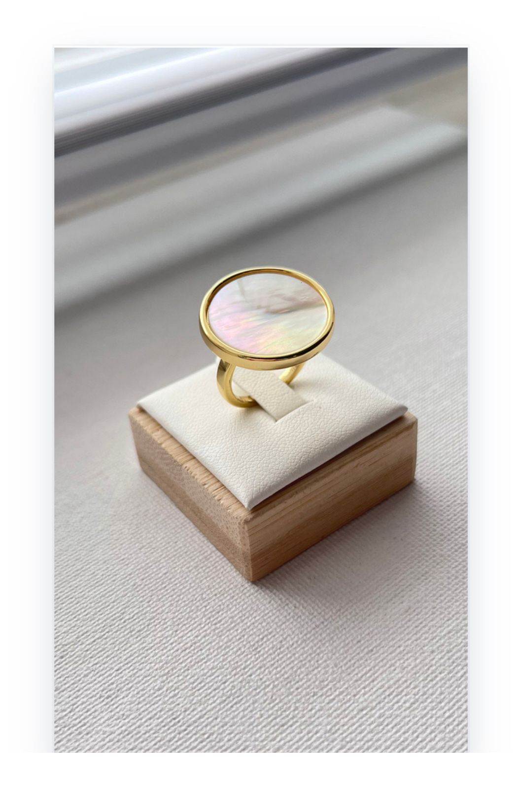 14k gold-plated ring, copper. Circular shape with mother-of-pearl shell