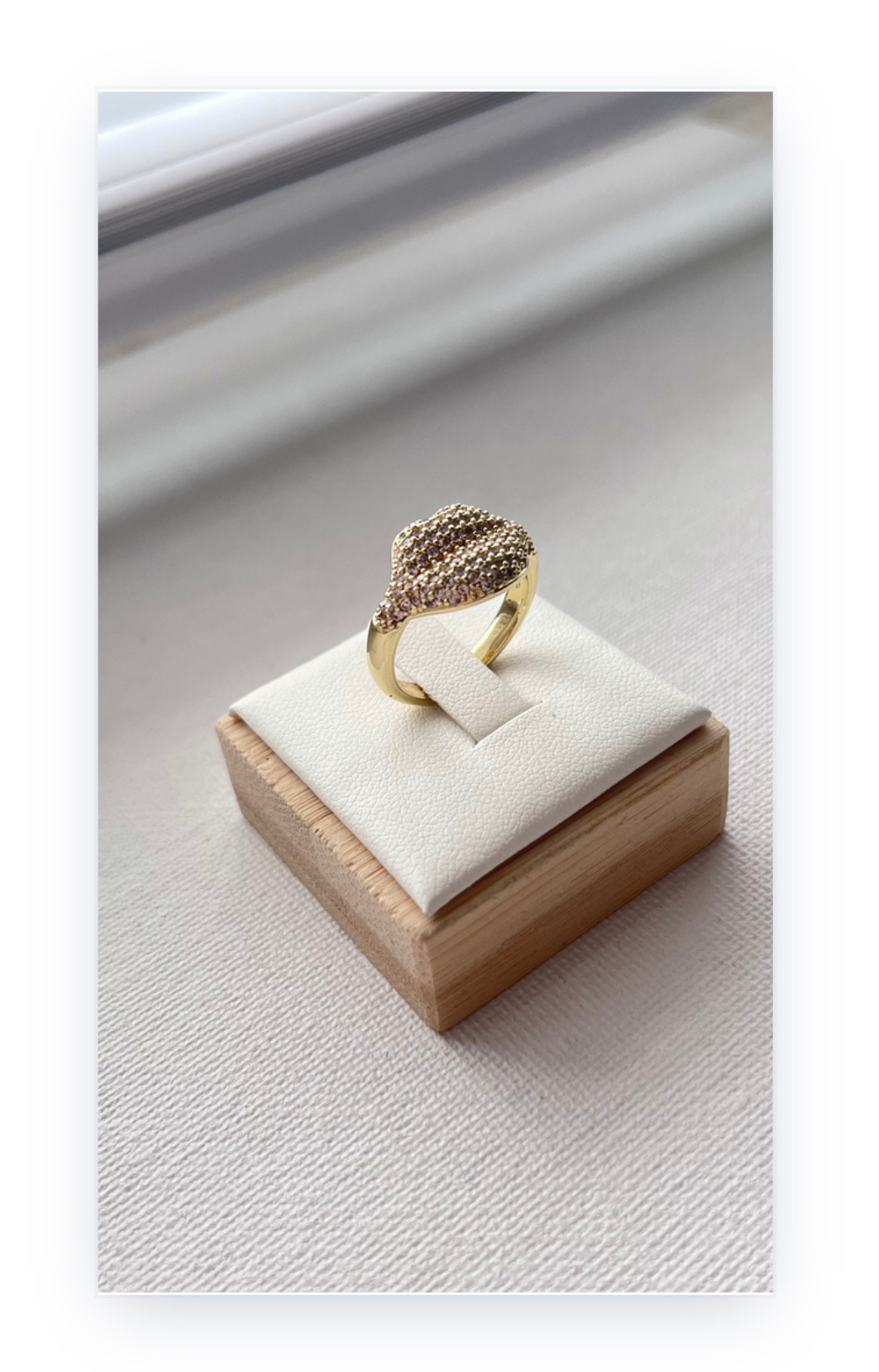 Open Gold-Plated Copper Lip-Shaped Ring