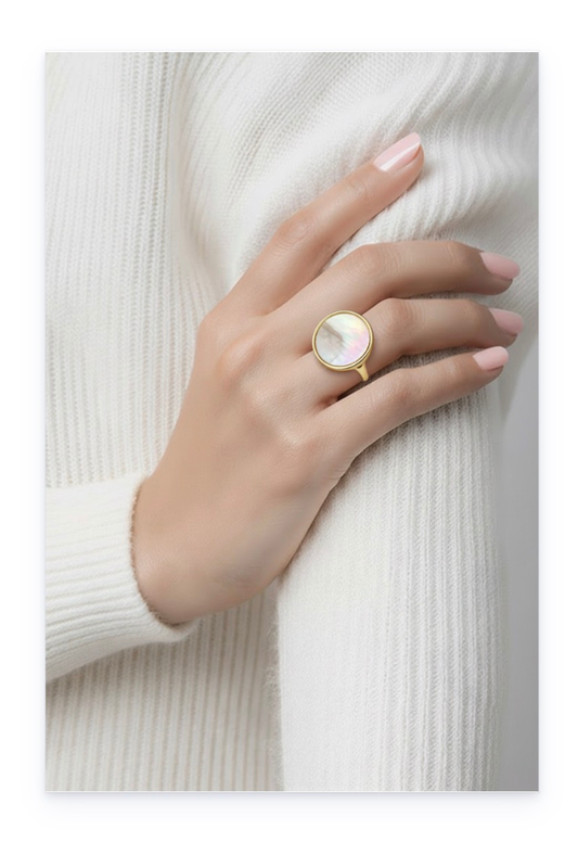 14k gold-plated ring, copper. Circular shape with mother-of-pearl shell