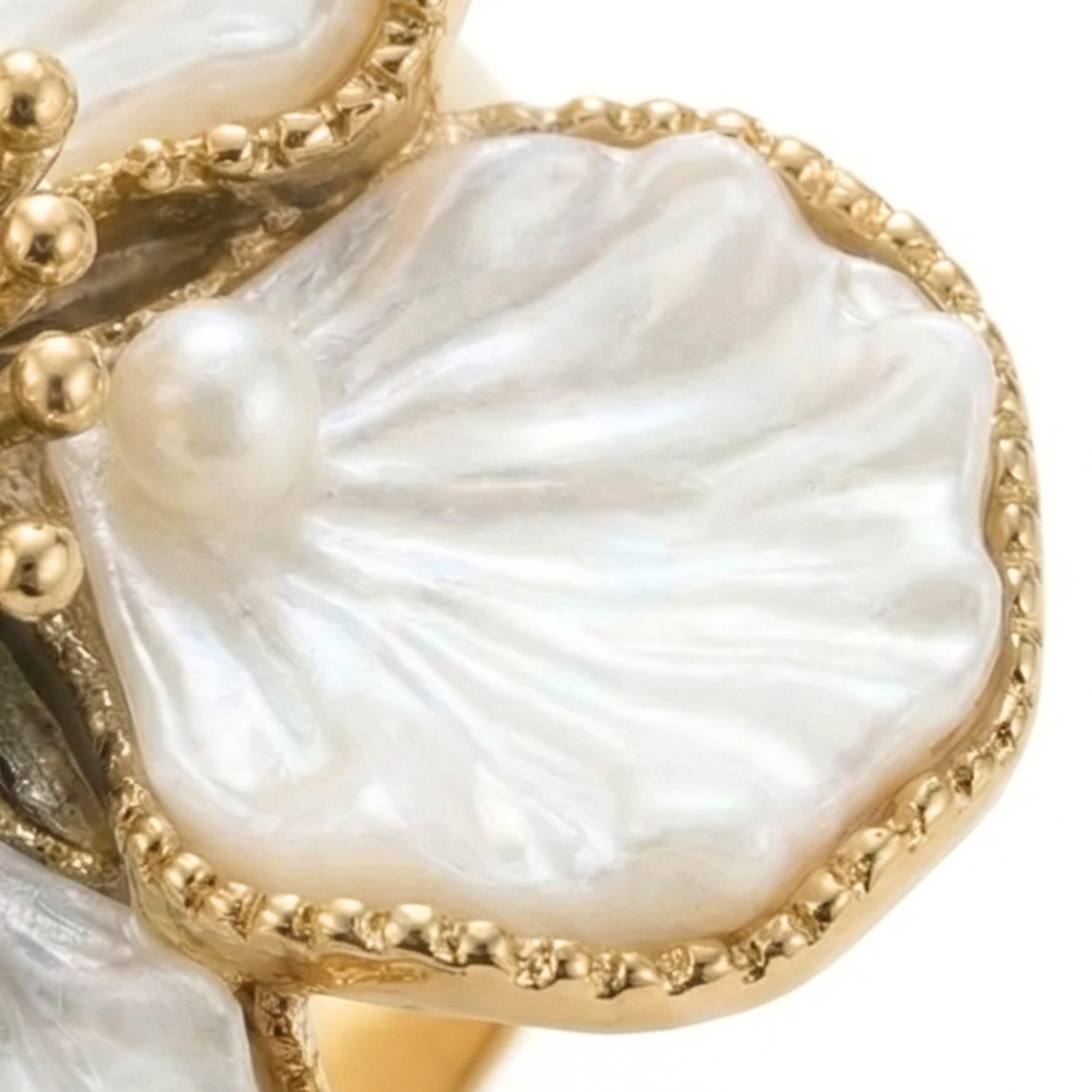Ring with imitation mother-of-pearl flower, 14K gold plated, stainless steel.