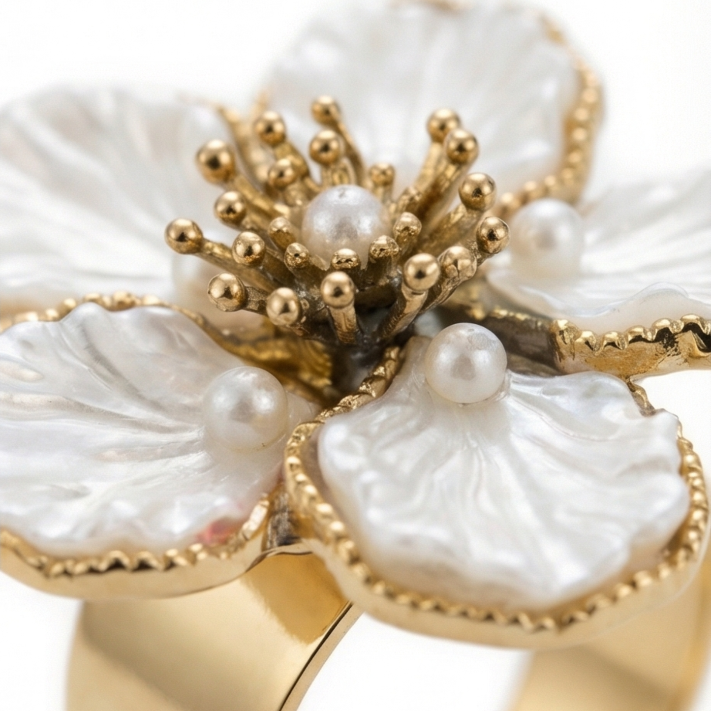 Ring with imitation mother-of-pearl flower, 14K gold plated, stainless steel.