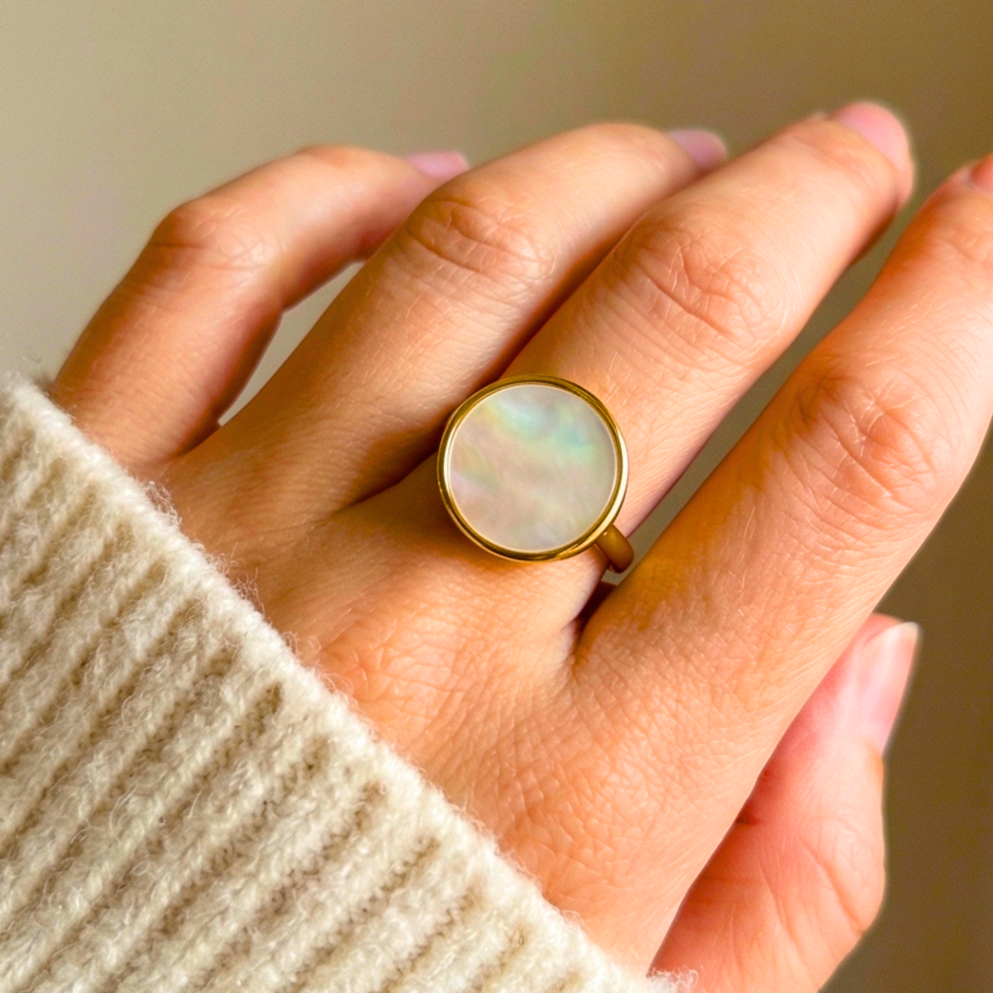 14k gold-plated ring, copper. Circular shape with mother-of-pearl shell