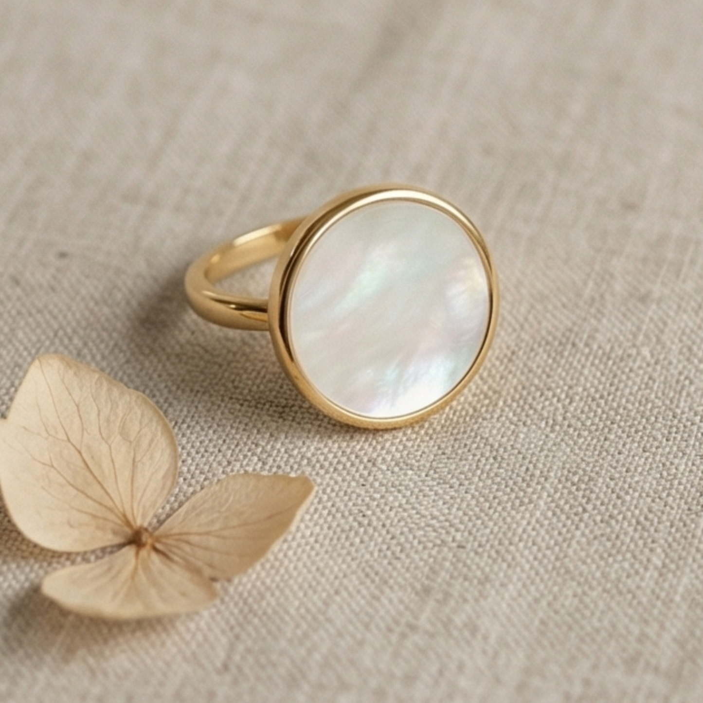 14k gold-plated ring, copper. Circular shape with mother-of-pearl shell