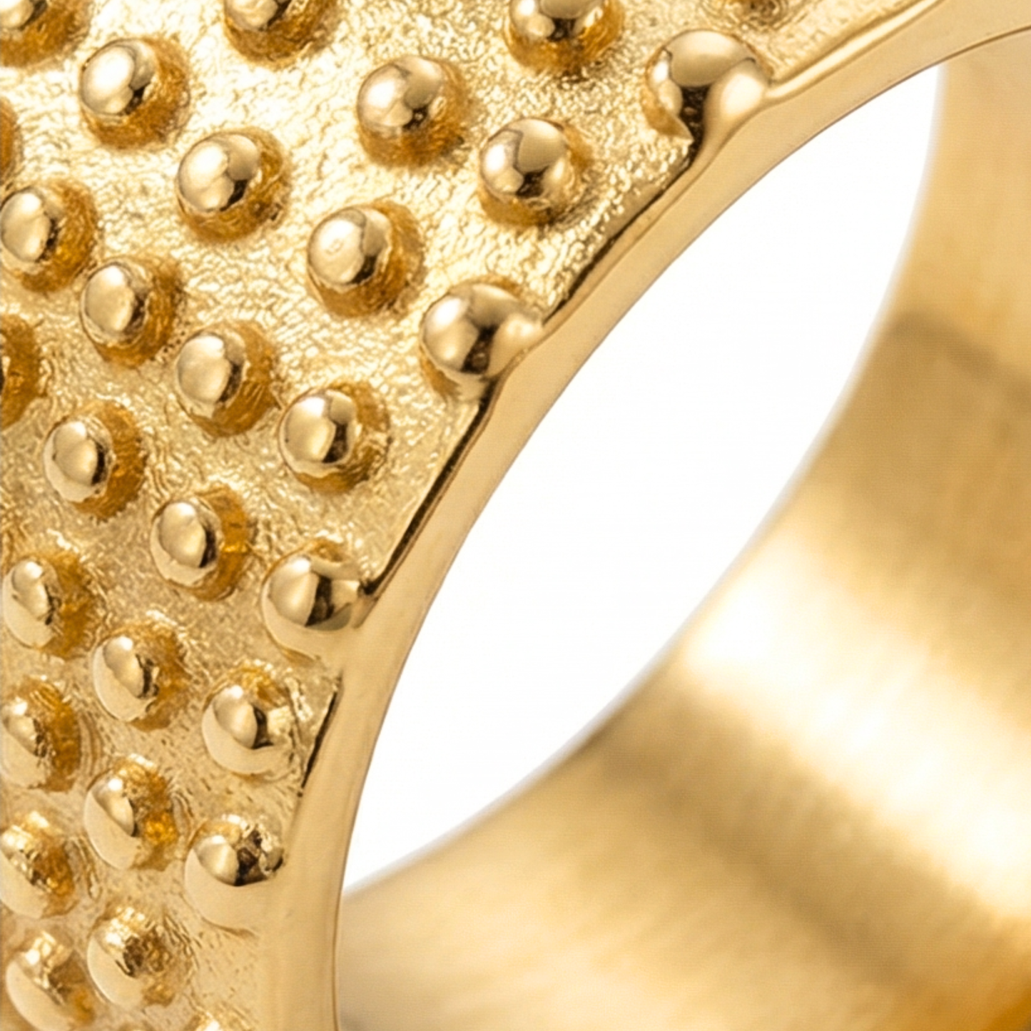 Vintage-style cylindrical ring, made of stainless steel and 18k gold plated
