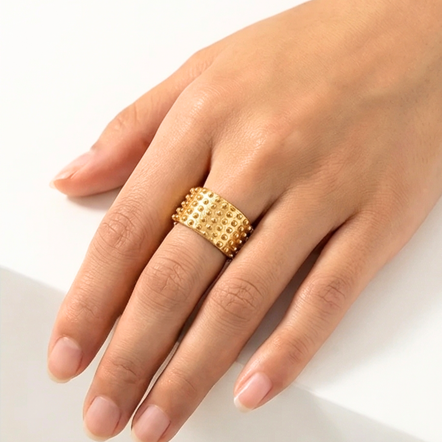 Vintage-style cylindrical ring, made of stainless steel and 18k gold plated