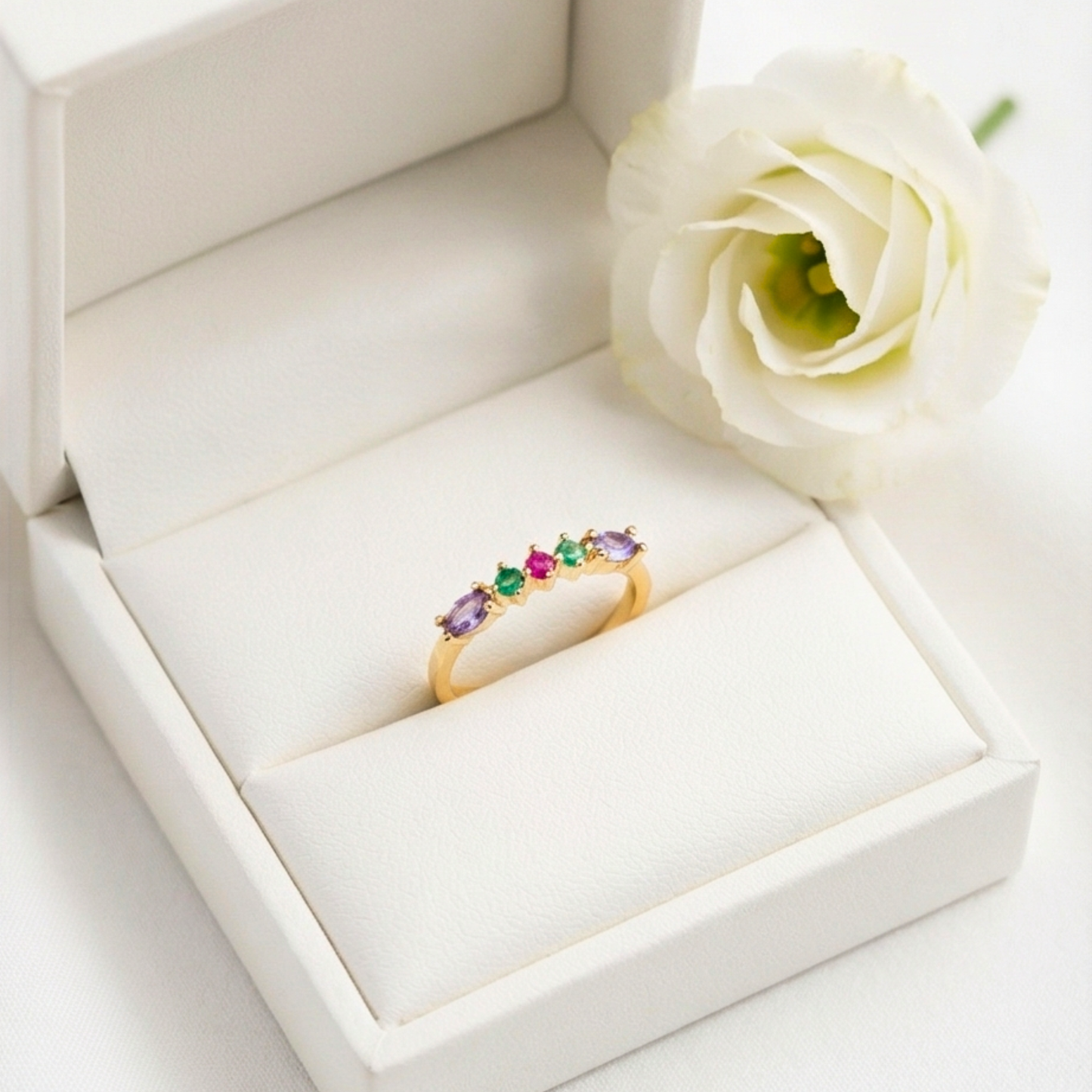 .925 silver ring with zircons inlay